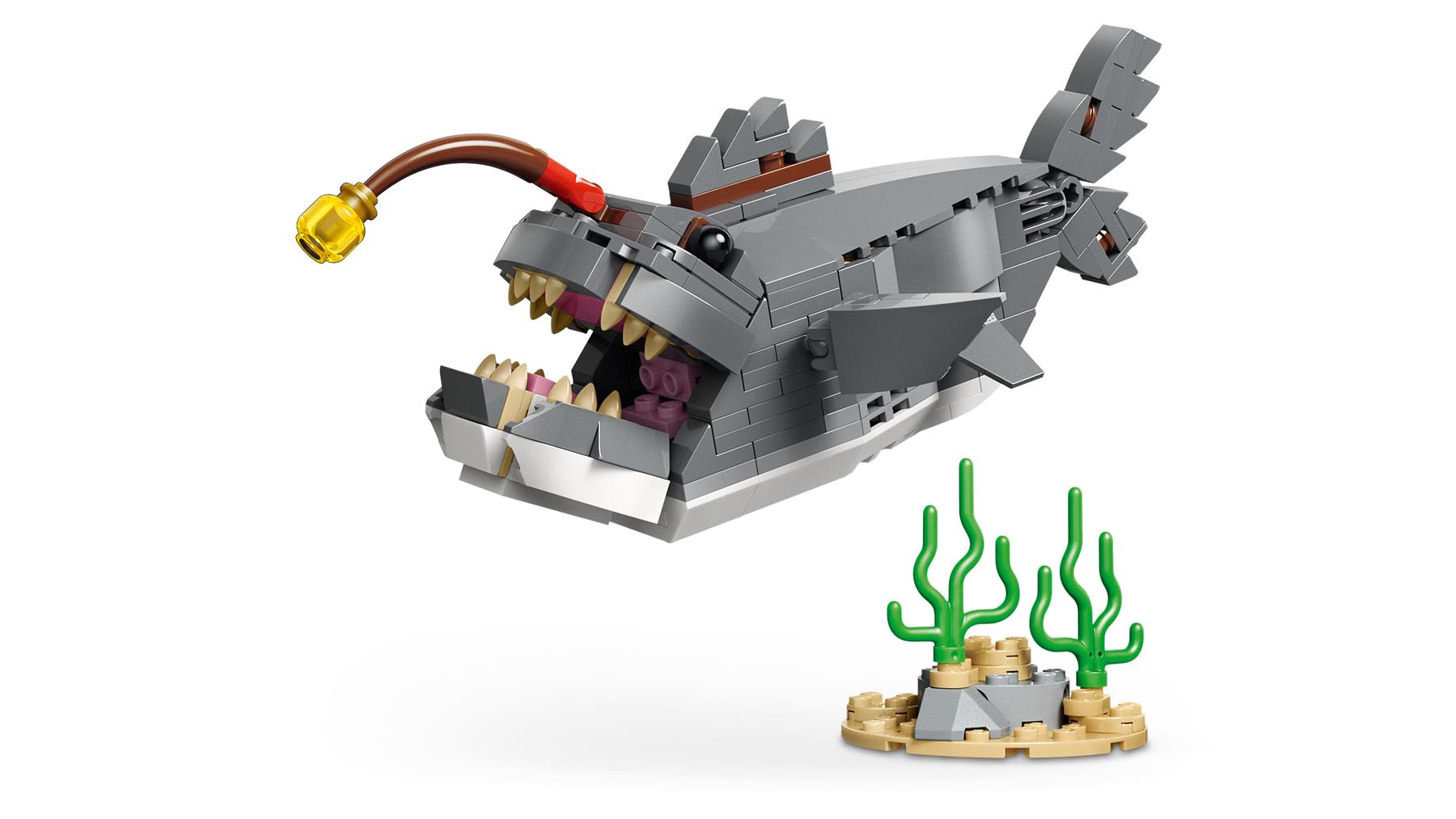 LEGO Creator 3-in-1 Fierce Shark with a Treasure Chest 31381