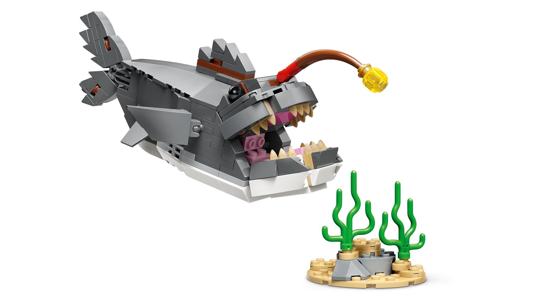 LEGO Creator 3-in-1 Fierce Shark with a Treasure Chest 31381