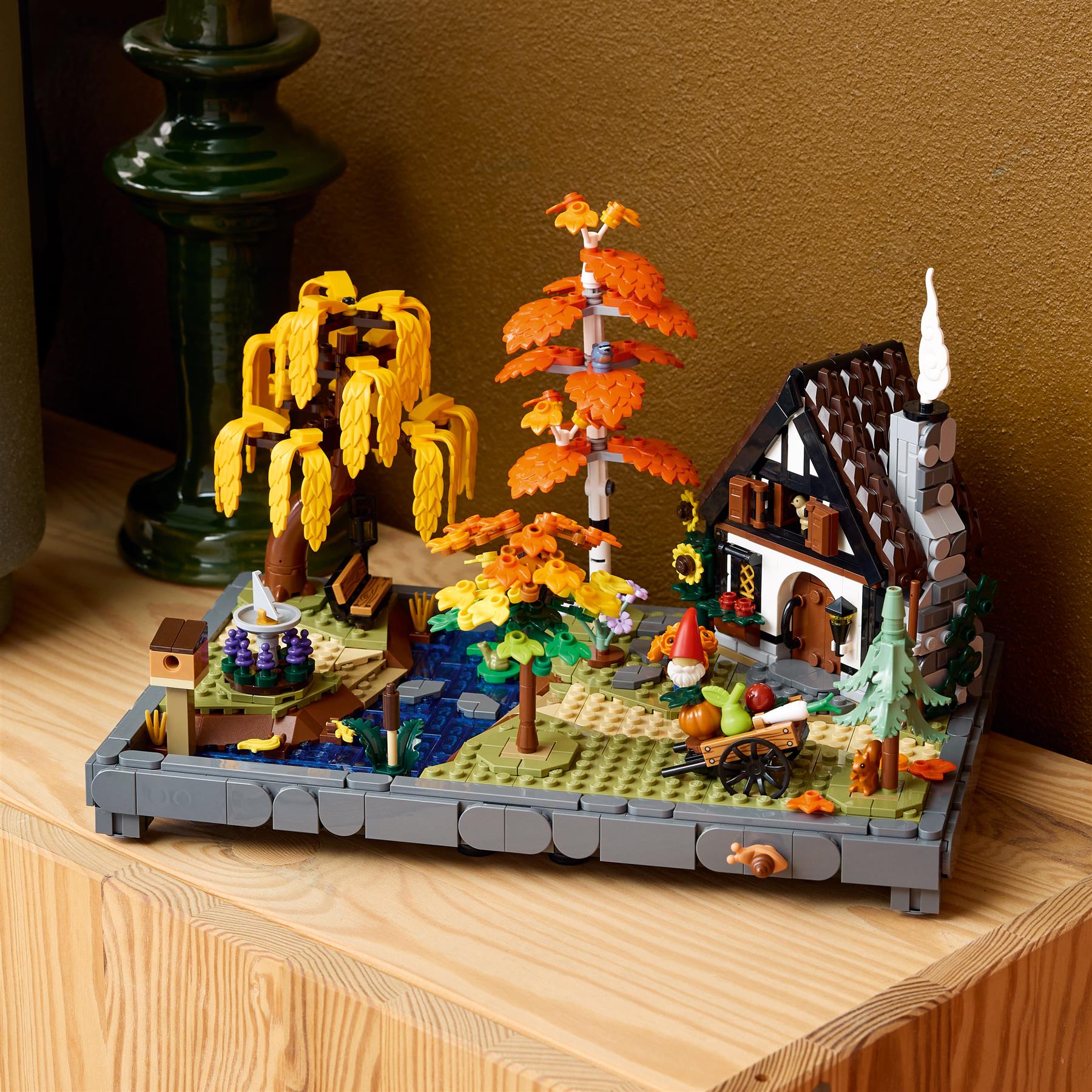 LEGO Icons Autumn Cottage Garden 11372